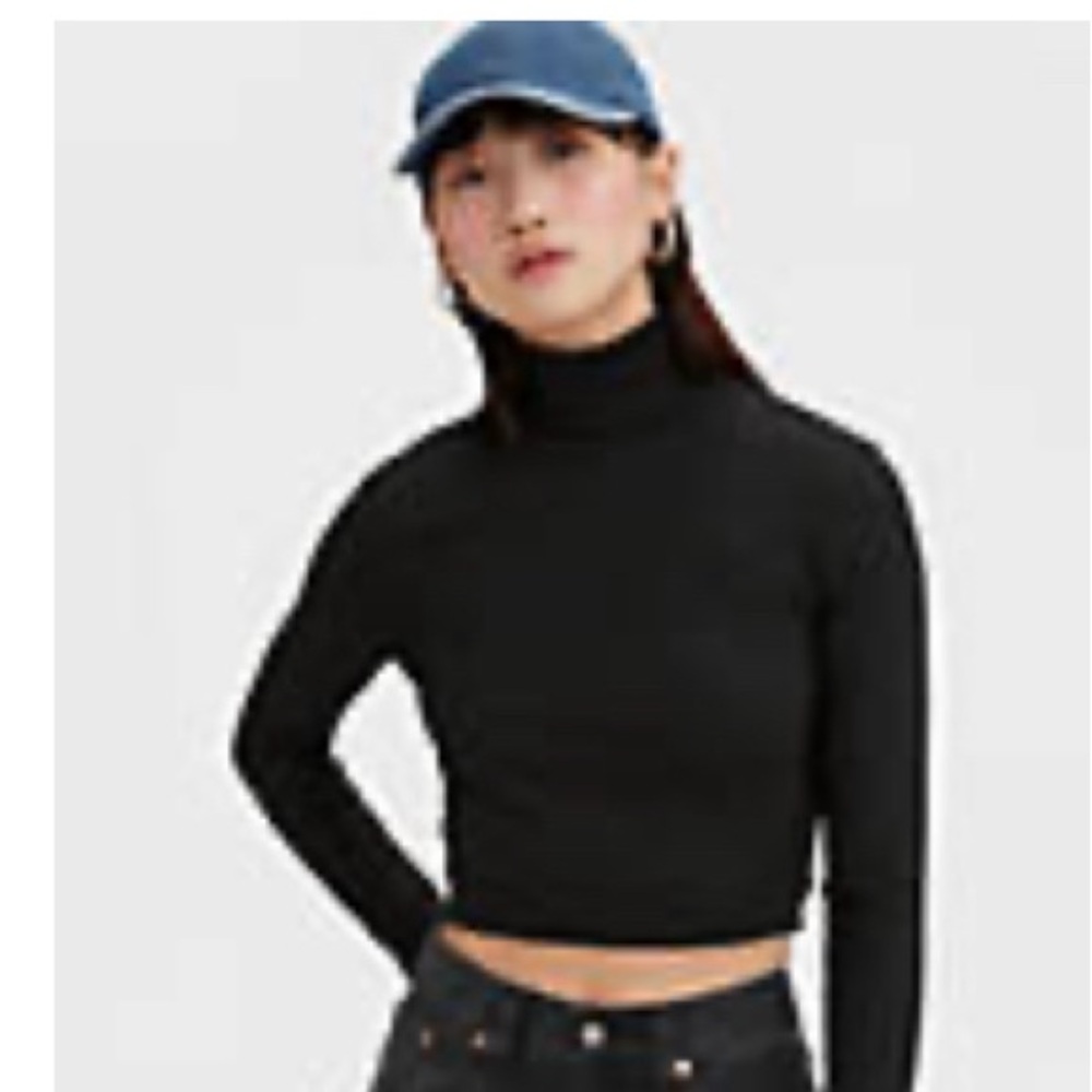 Like-new Levi’s Oriel Black Long Sleeve Turtleneck Crop Top